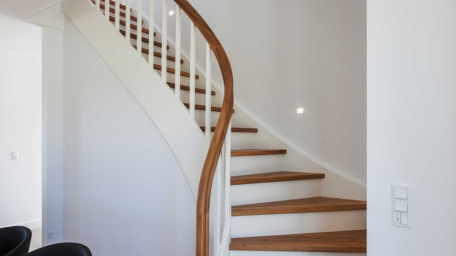Trappe med elegante tremmer, håndliste i ædeltræ og fine detaljer i håndværket.