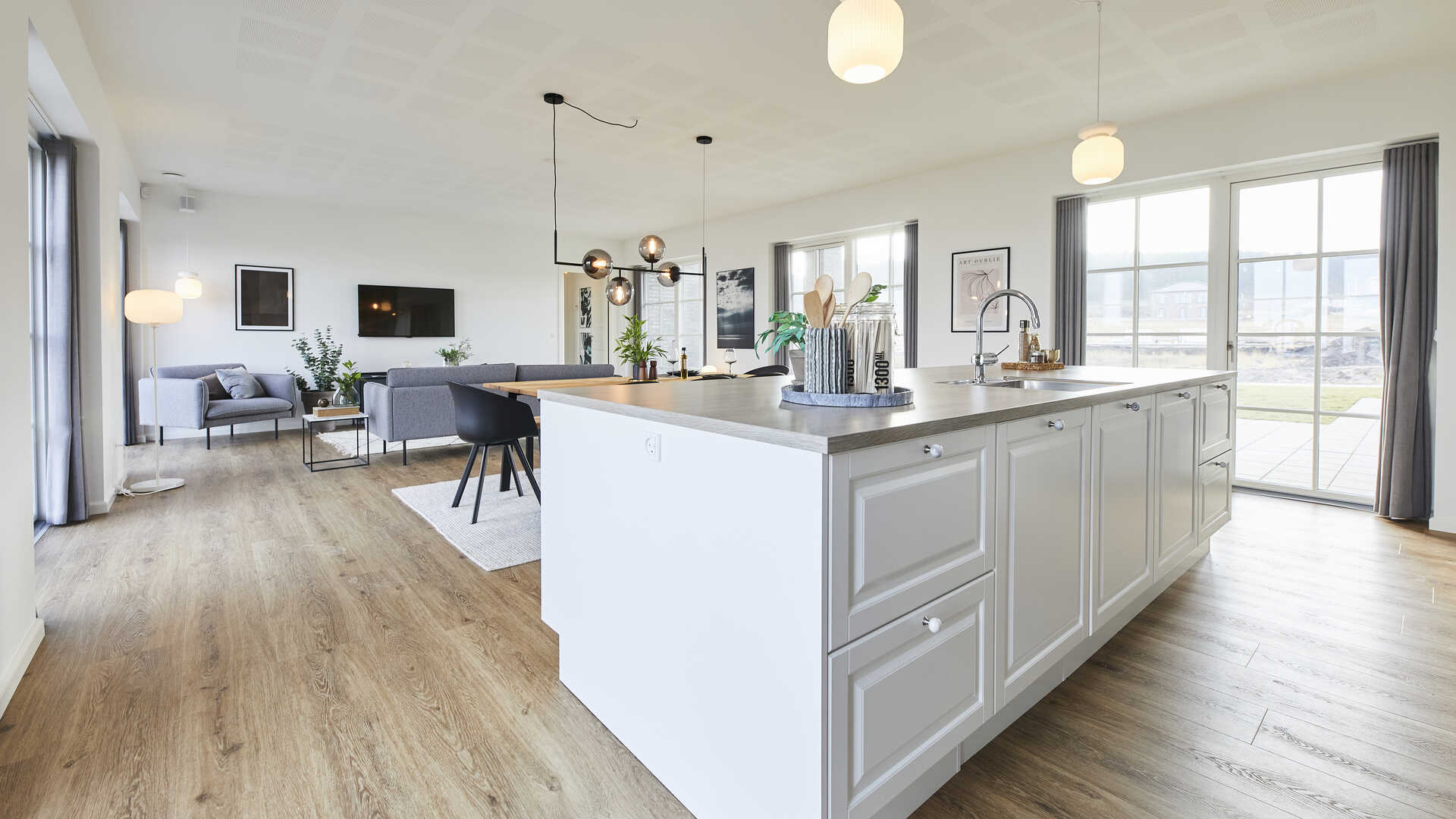 168 m2 klassisk parcel med sprosse vinduer, afvalmede gavle og gesims