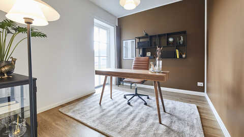 168 m2 klassisk parcel med sprosse vinduer, afvalmede gavle og gesims
