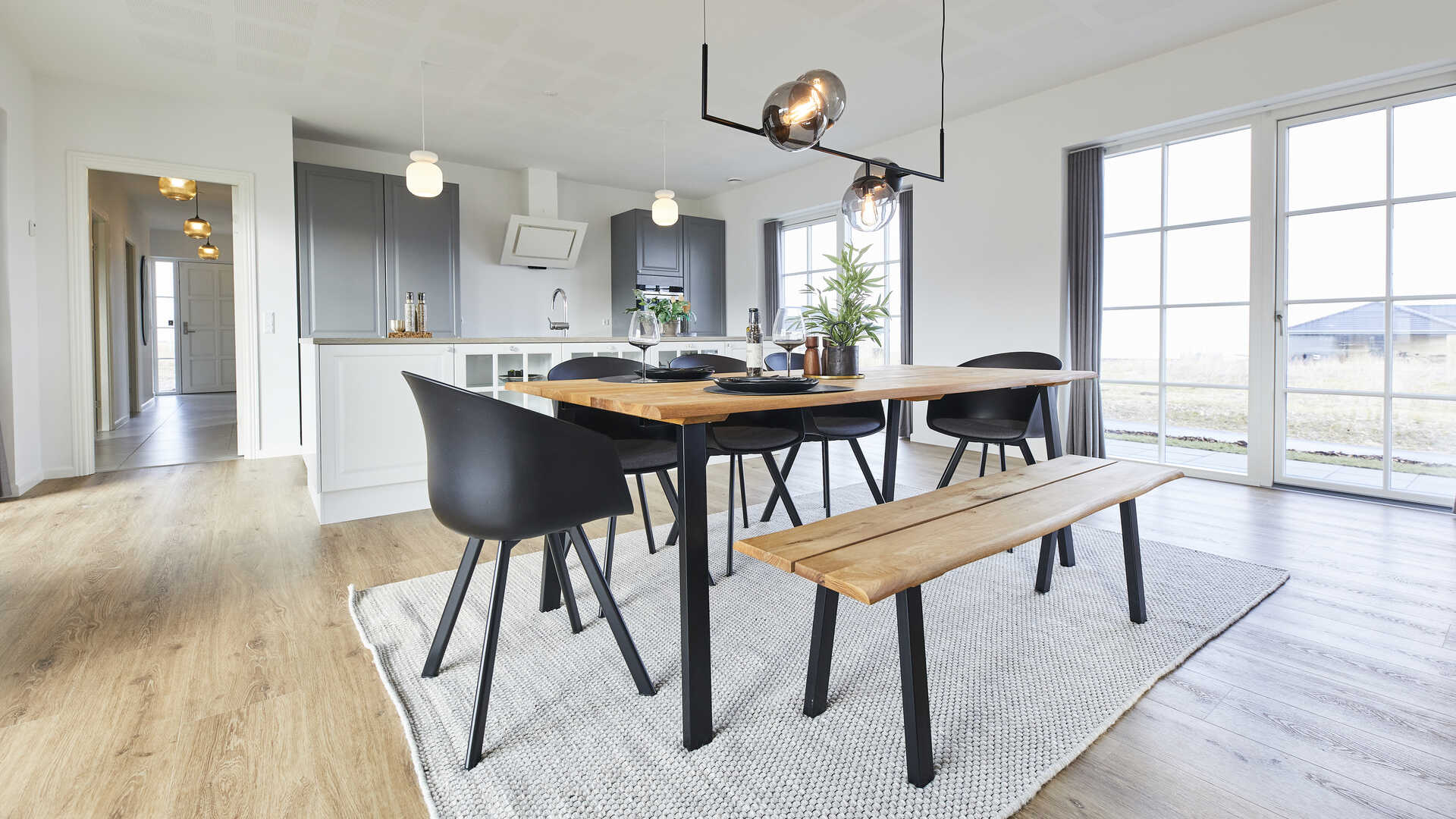 168 m2 klassisk parcel med sprosse vinduer, afvalmede gavle og gesims