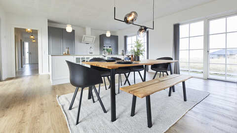 168 m2 klassisk parcel med sprosse vinduer, afvalmede gavle og gesims