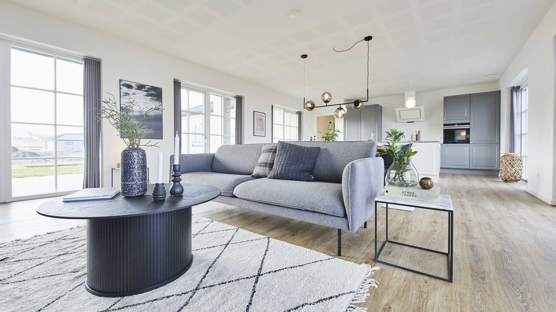 168 m2 klassisk parcel med sprosse vinduer, afvalmede gavle og gesims