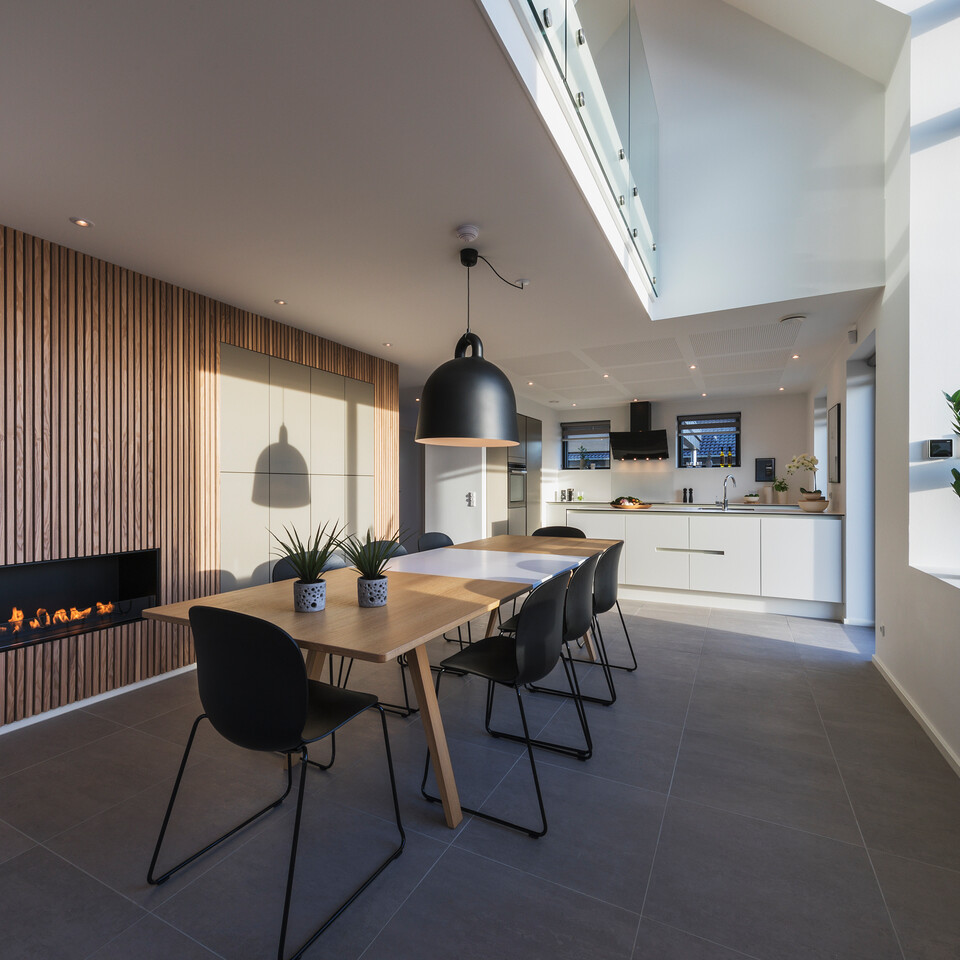 Køkken/alrummet her er indrettet i et imponerende hjem i funkisstil opført af HusCompagniet.